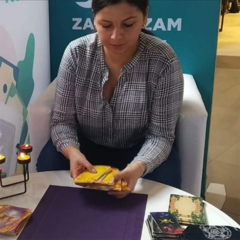 alt="Ezoteryczka online w trakcie odczytu kart Tarota"